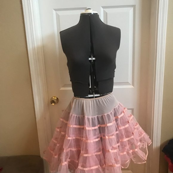 Malco Modes Vintage pink petticoat petite size. San Francisco CA. sz M/L (B09)